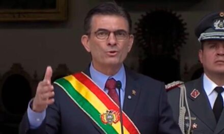Presidente anuncia que se rebajará el sueldo a la mitad junto con sus ministros