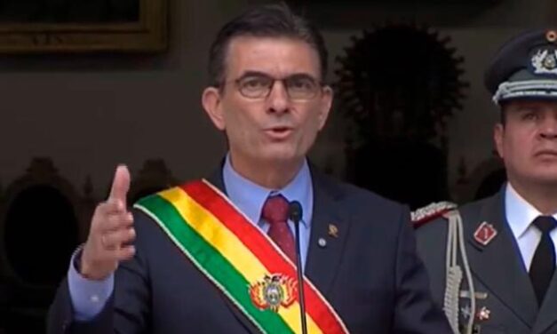 Presidente anuncia que se rebajará el sueldo a la mitad junto con sus ministros