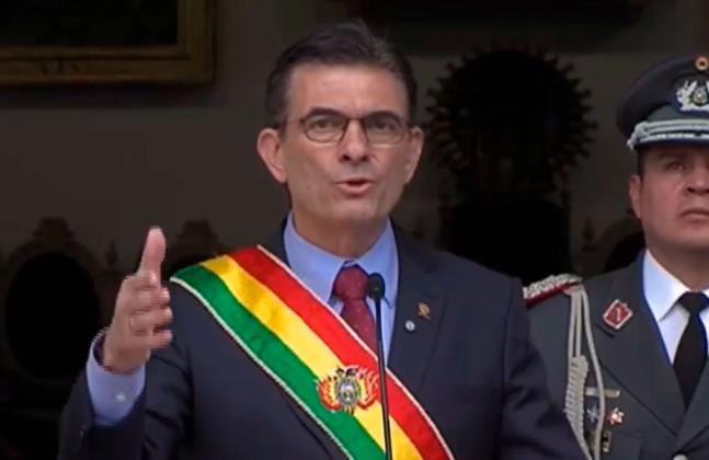 Presidente anuncia que se rebajará el sueldo a la mitad junto con sus ministros