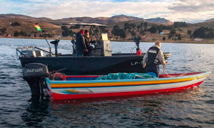 Interceptan a extranjero que llevaba 230 litros de gasolina por el Titicaca