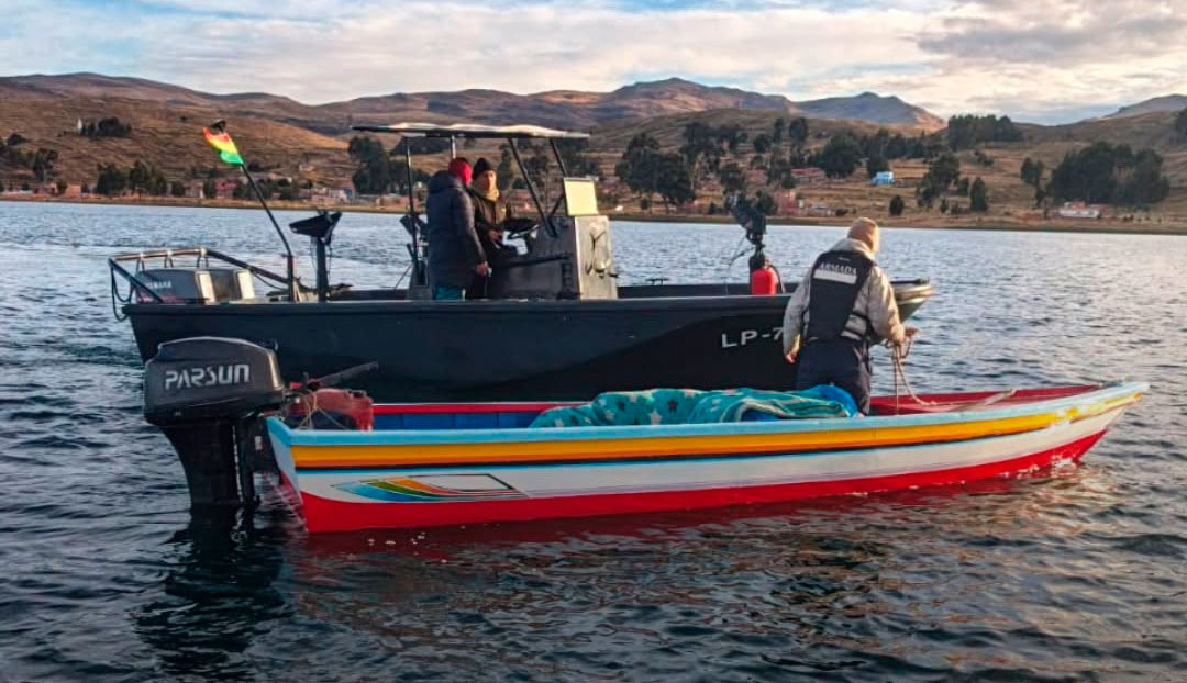 Interceptan a extranjero que llevaba 230 litros de gasolina por el Titicaca