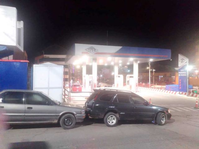 CHOFERES ATRAPADOS EN SURTIDORES: CUATRO DÍAS SIN COMBUSTIBLE POR BLOQUEOS