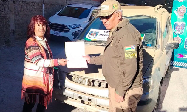 Identifican auto robado en una fila por gasolina en Caranavi; lo recuperan para entregarlo a su dueña