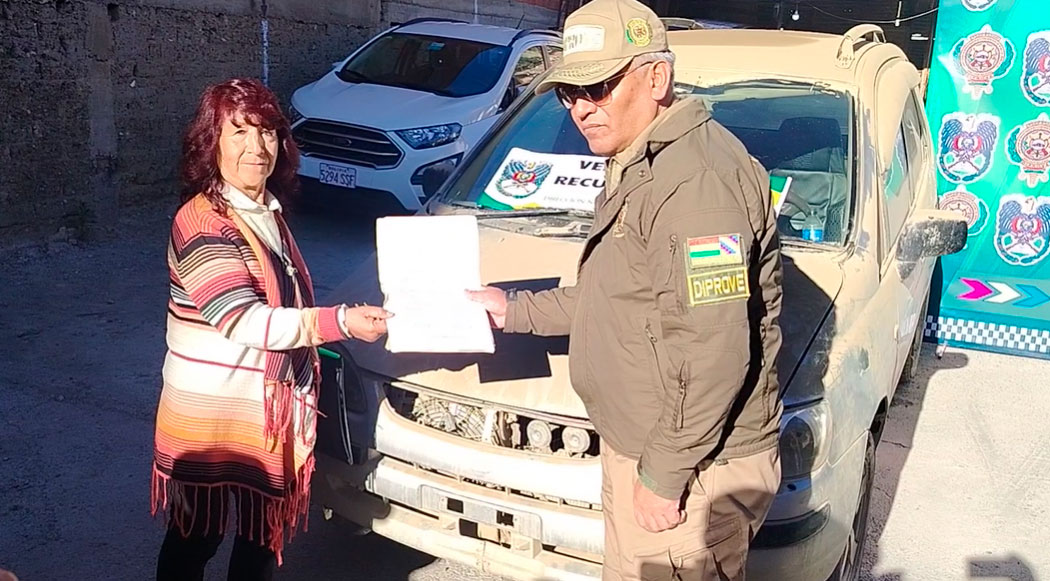 Identifican auto robado en una fila por gasolina en Caranavi; lo recuperan para entregarlo a su dueña