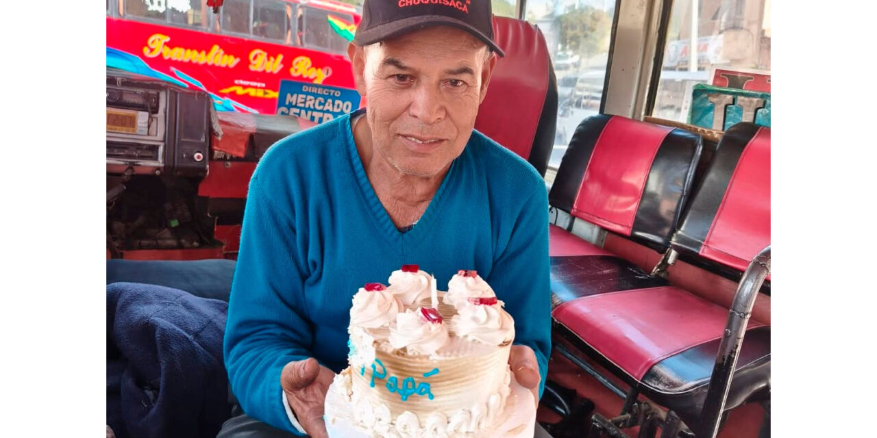 Cumple 80 años en una fila por diésel: la historia de Mario Durán, un chofer detenido por la crisis