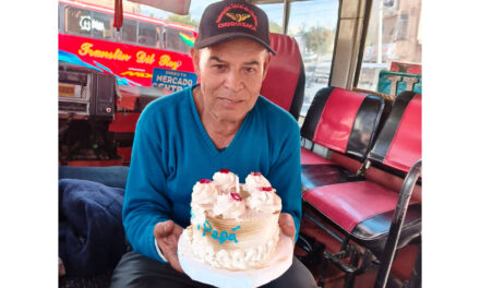 Cumple 80 años en una fila por diésel: la historia de Mario Durán, un chofer detenido por la crisis