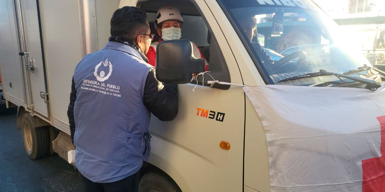 Emprenden caravana humanitaria para transportistas bloqueados en la ruta a Tambo Quemado