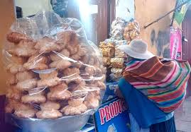 SUBEN LOS PRECIOS DE SOPAIPILLAS, CHAMBERGOS Y TAWA TAWAS EN LA FERIA TRADICIONAL DE CORPUS CHRISTI EN POTOSÍ