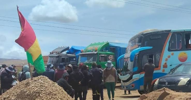 TRANSPORTISTAS VARADOS POR MÁS DE UN MES: BLOQUEOS LOS DEJAN SIN DINERO Y SIN ALIMENTOS