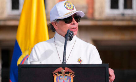 Petro se compromete con una transición política y su paso a la «resistencia pacífica»