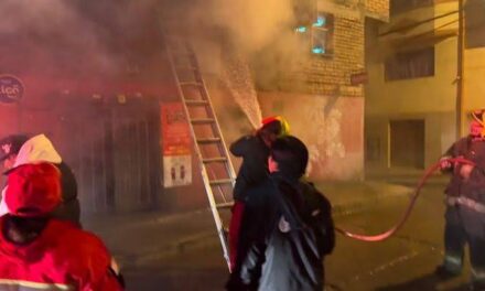 BOMBEROS DE POTOSÍ LOGRAN CONTROLAR INCENDIO EN LA ZONA DE KACHIRANCHO CON APOYO DE VECINOS