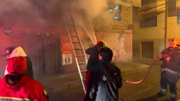 BOMBEROS DE POTOSÍ LOGRAN CONTROLAR INCENDIO EN LA ZONA DE KACHIRANCHO CON APOYO DE VECINOS
