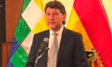 Jura nuevo presidente de Aduana y se fija la meta de la institucionalización