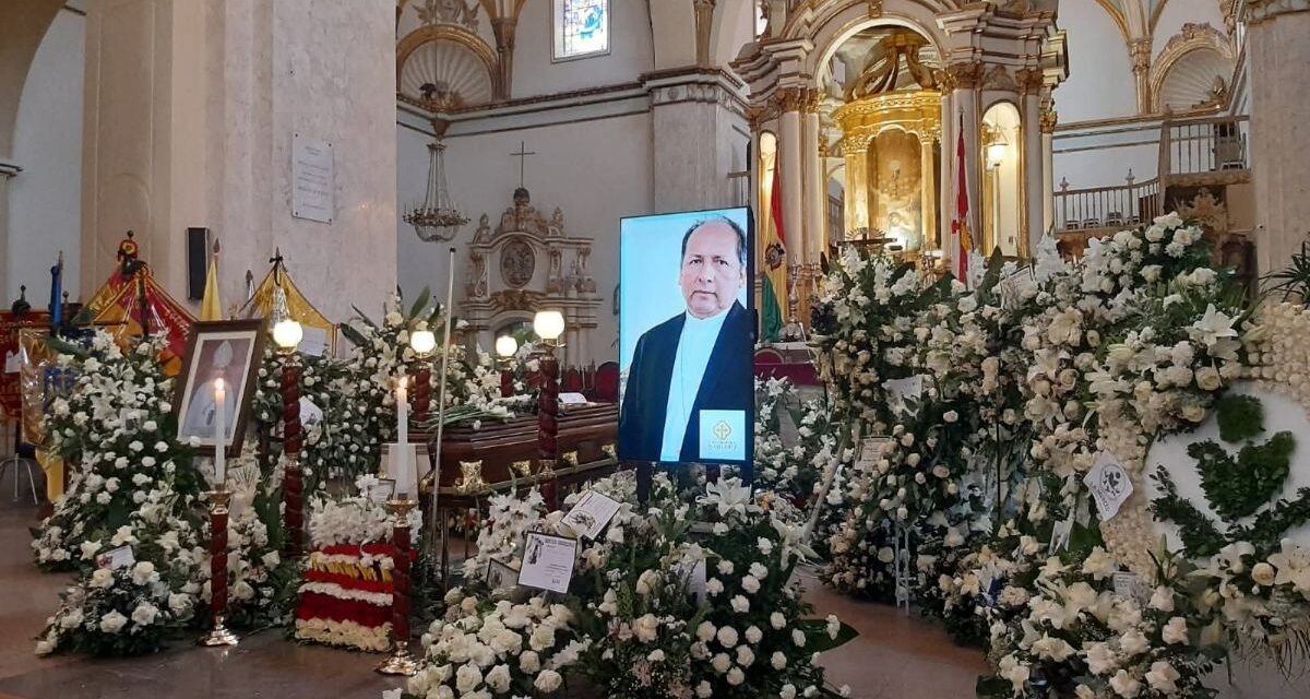 Miles despiden a Monseñor Centellas en Sucre; este martes será sepultado en la Catedral
