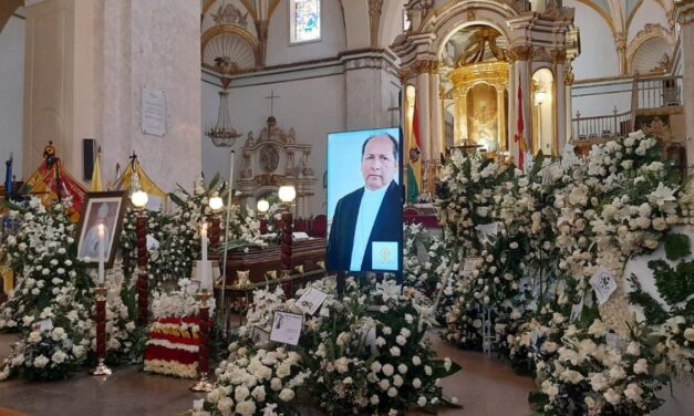 Miles despiden a Monseñor Centellas en Sucre; este martes será sepultado en la Catedral