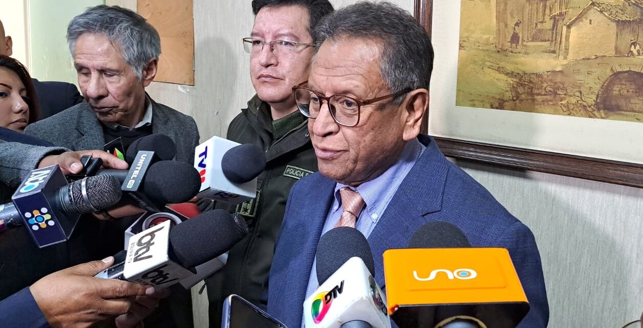 Gobierno despliega ministros para explicar alcances del Decreto 5716