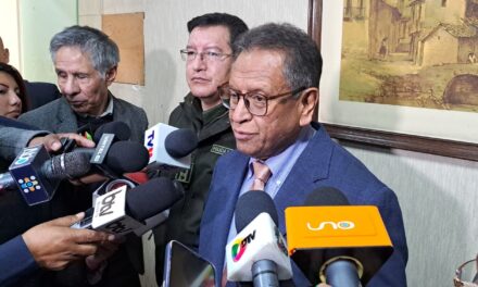 Gobierno despliega ministros para explicar alcances del Decreto 5716