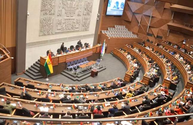 Exdiputados son conminados a devolver equipos, pero reclaman que se cumpla debido proceso