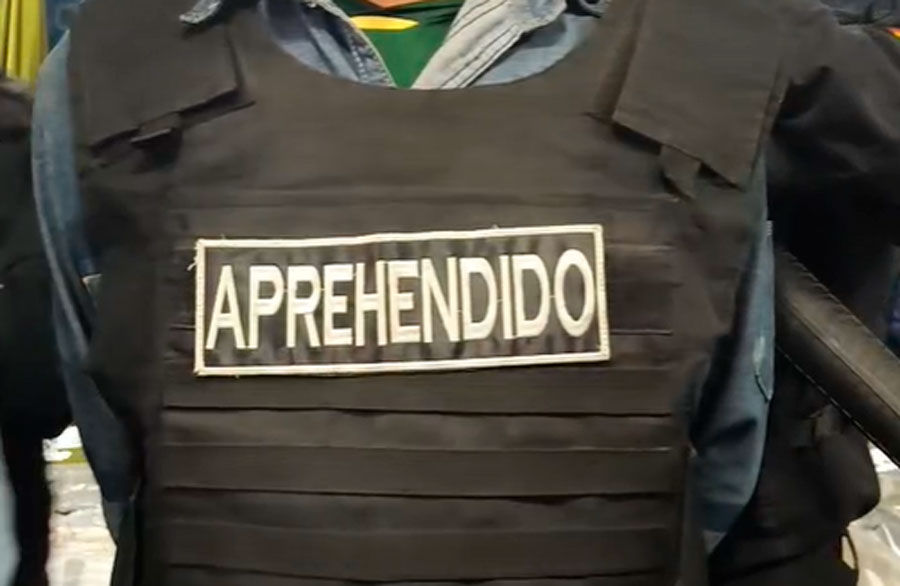 Presentan a presuntos autores de atracos en Santa Cruz y secuestran joyas, dinero y armas