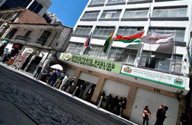 Acusan a un consorcio de fiscales y policías de «armar» un proceso por un predio céntrico en La Paz