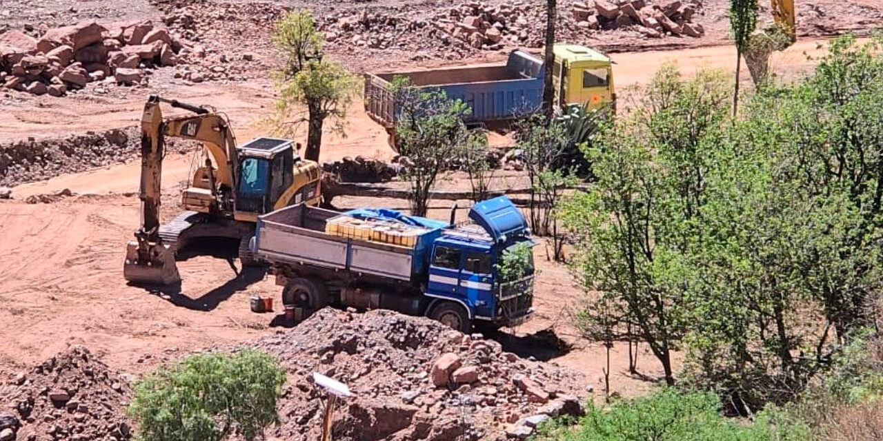Fiebre del oro y crimen organizado: excavadoras y volquetas arrasan el río Takjoni en Pocoata